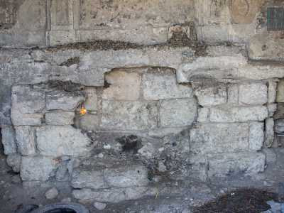 Per il resto � possibile ancora notare la sagoma di quello che un tempo doveva essere l�altare...